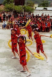 灌陽県互人多希望小学の児童たちによる歌舞の披露