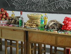竣工式の後、教室で開かれた食事会
